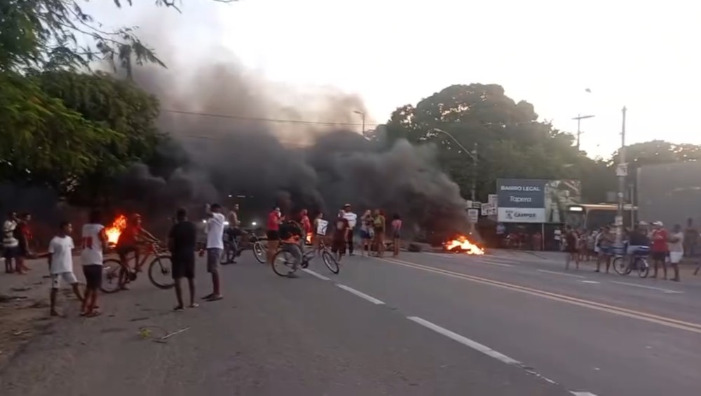 BR-101 fica interditada por mais de duas horas em Campos durante protesto de trabalhadores